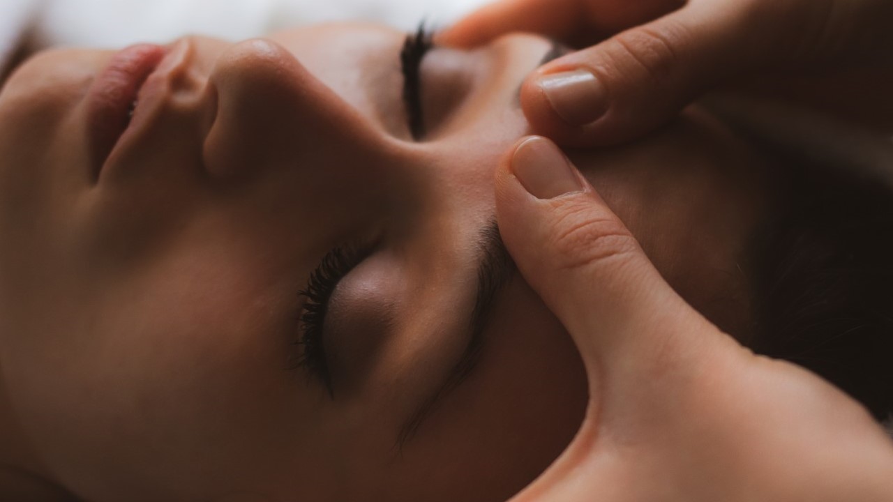 femme massage de la peau du visage